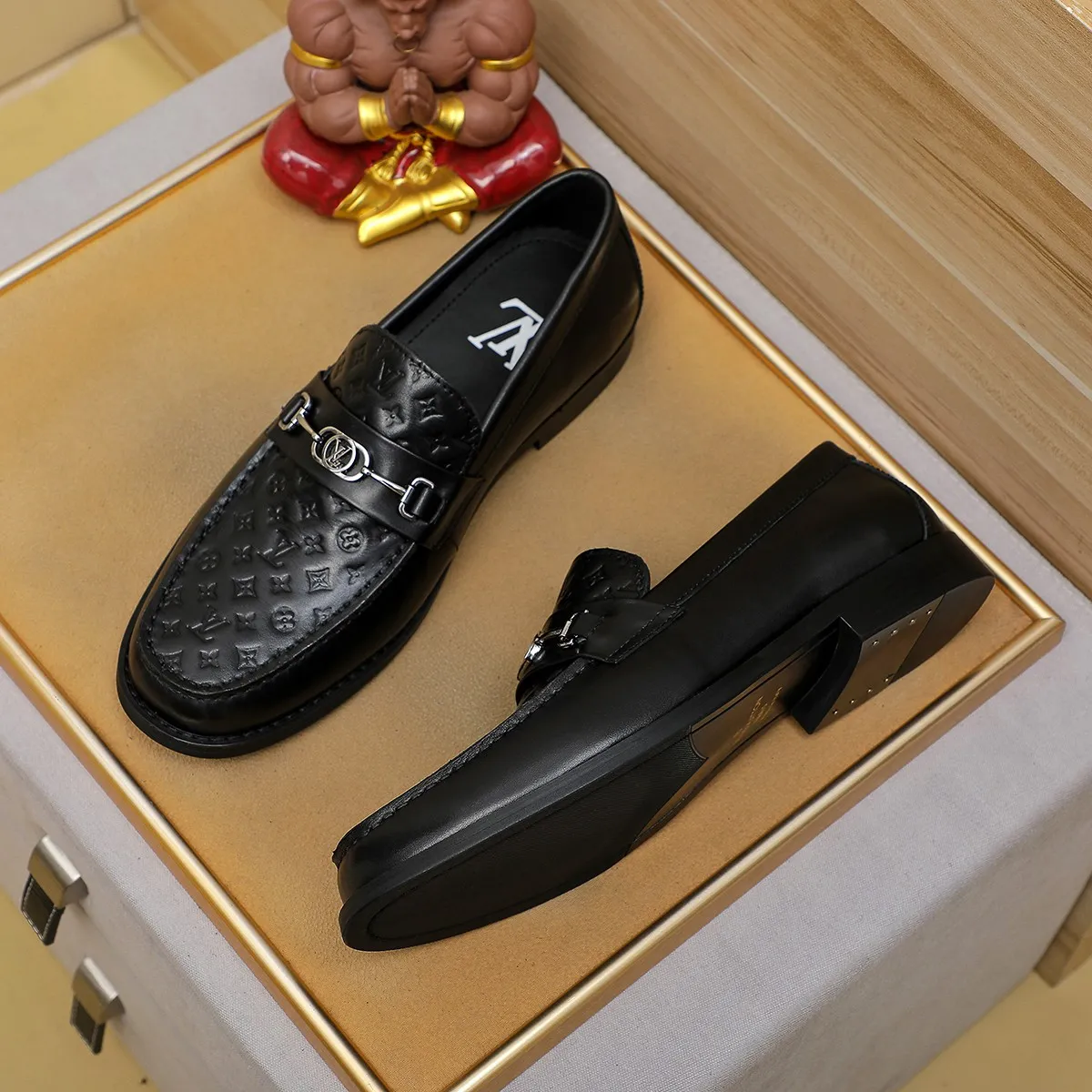 Men's shoes 460 💰 Louis Vuitton LV ® 🆕 model 🔛 full shoe counter, first layer cowhide, 🐂leather lining casual shoes for men, super soft outsole, a must-have for driving. Synchronized with the counter, original first layer cowhide, completely 1:1 mold customization 🌹 top version, color optional! Number: 38-44 (45.46 customized)